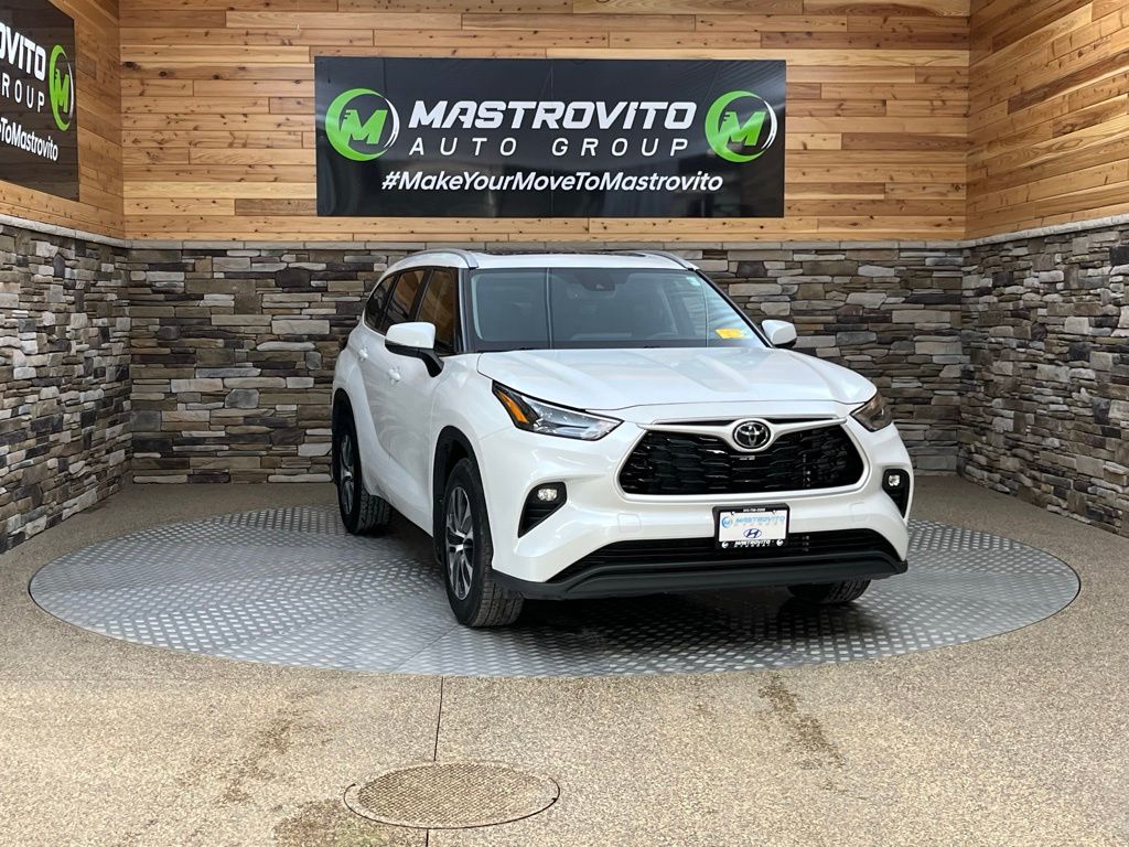 2023 Toyota Highlander XLE - Photo 2