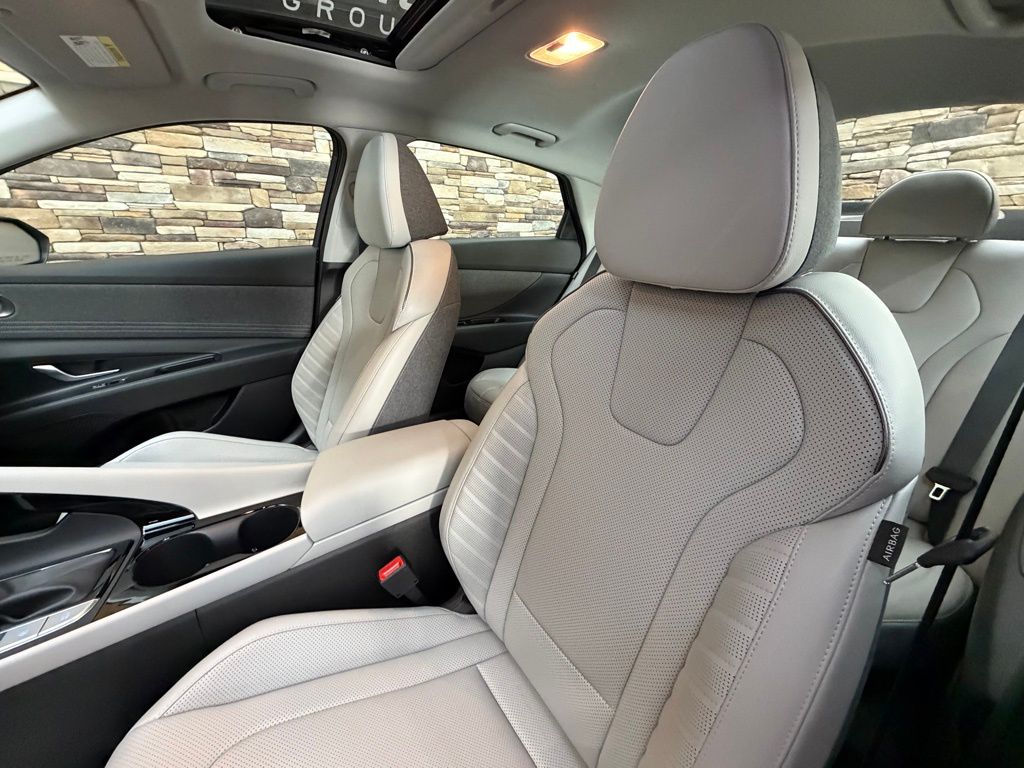 2025 Hyundai Elantra Limited - Photo 12