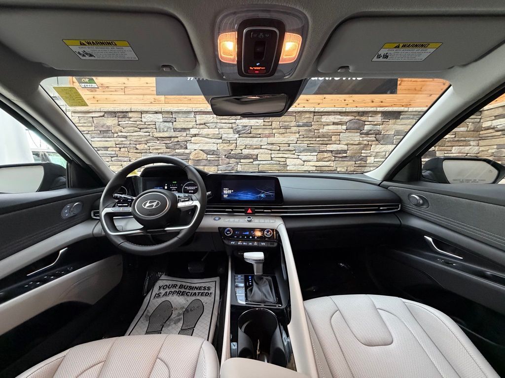 2025 Hyundai Elantra Limited - Photo 16