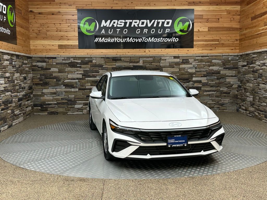2024 Hyundai Elantra SE photo 2