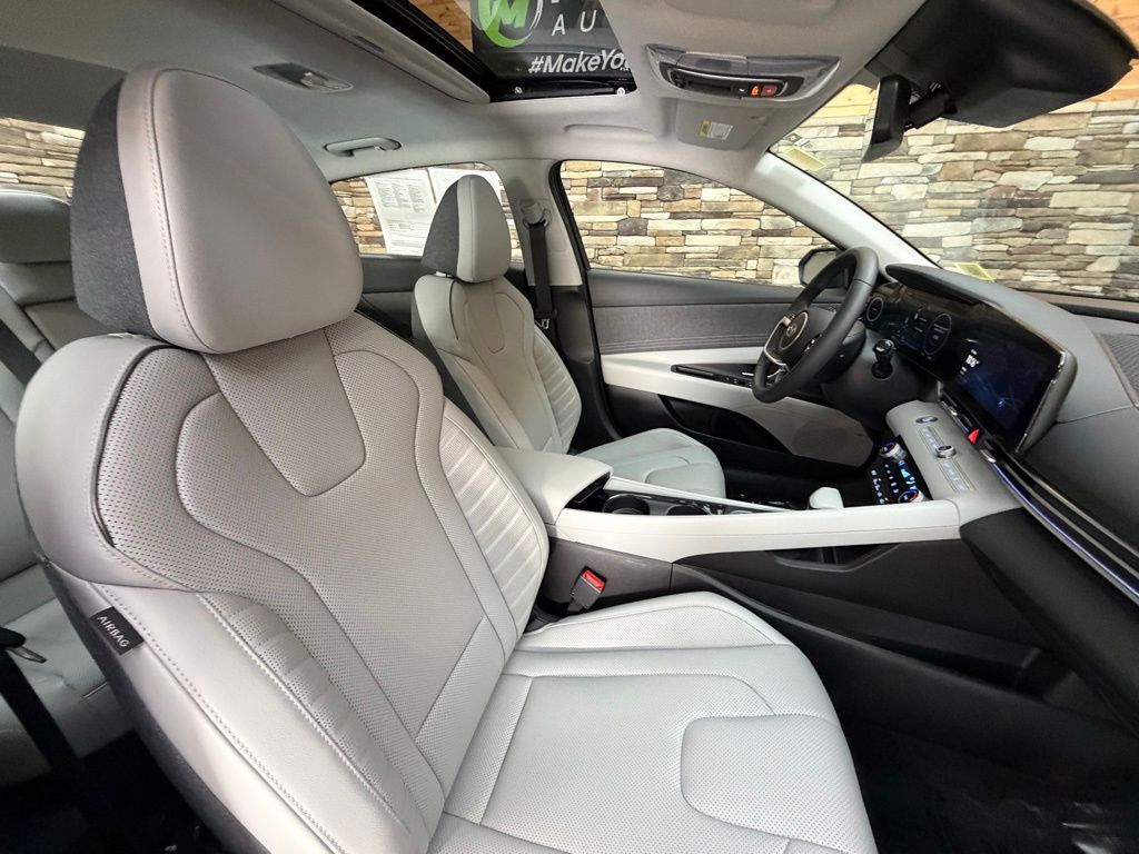 2025 Hyundai Elantra Limited - Photo 15