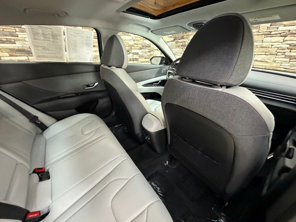 2025 Hyundai Elantra Limited - Photo 31