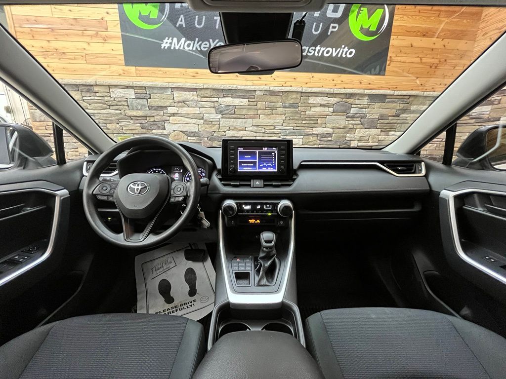 2019 Toyota RAV4 LE - Photo 32