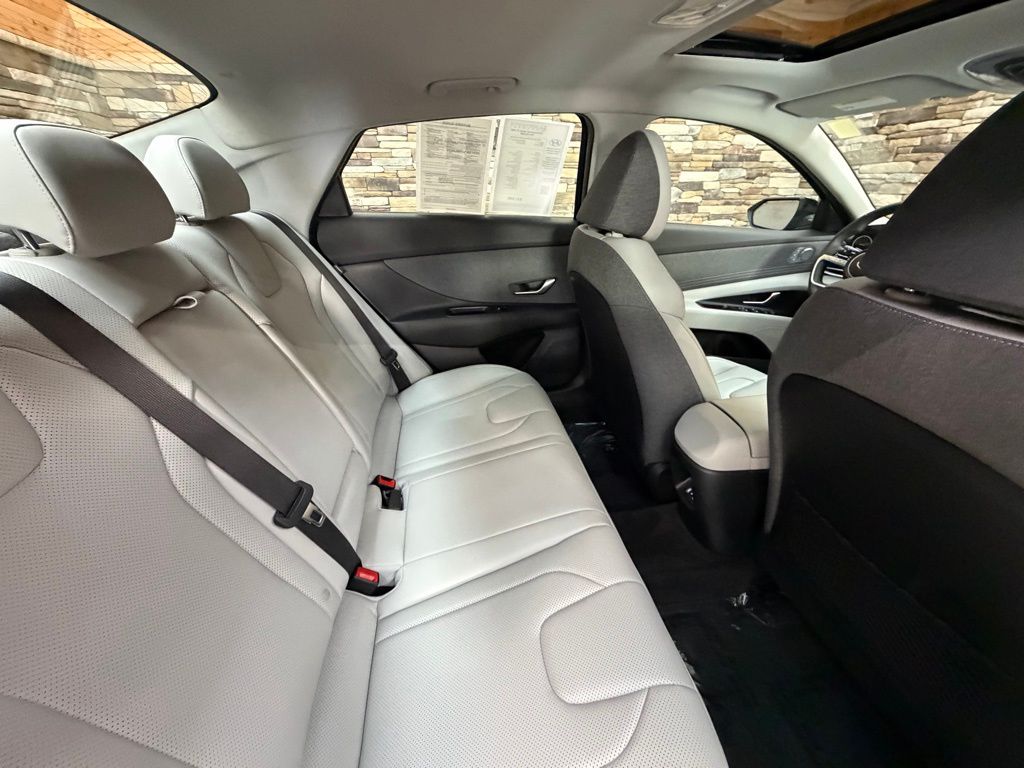 2025 Hyundai Elantra Limited - Photo 32