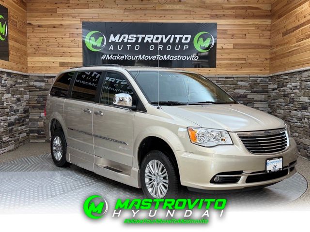 2016 Chrysler Town & Country Touring-L's photo
