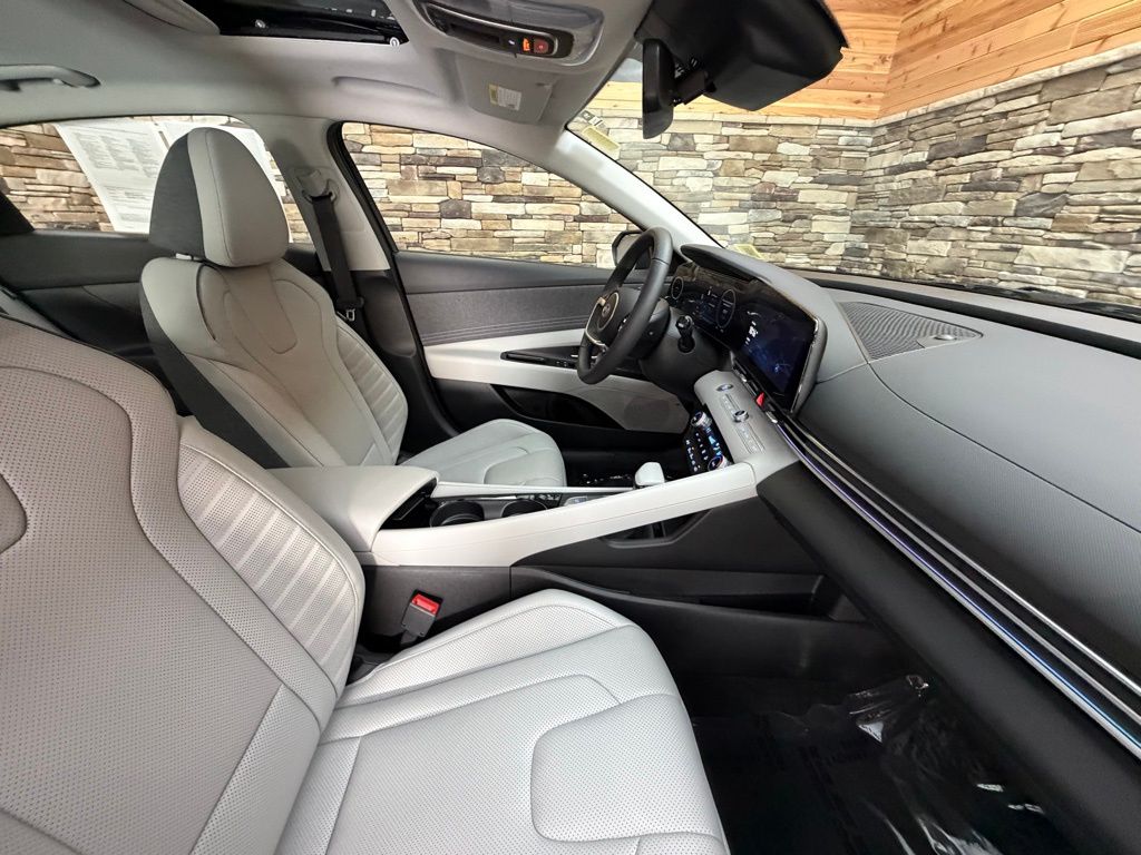 2025 Hyundai Elantra Limited - Photo 14