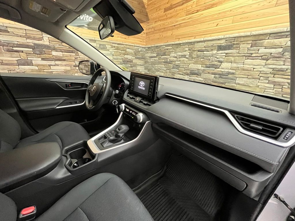 2019 Toyota RAV4 LE - Photo 28