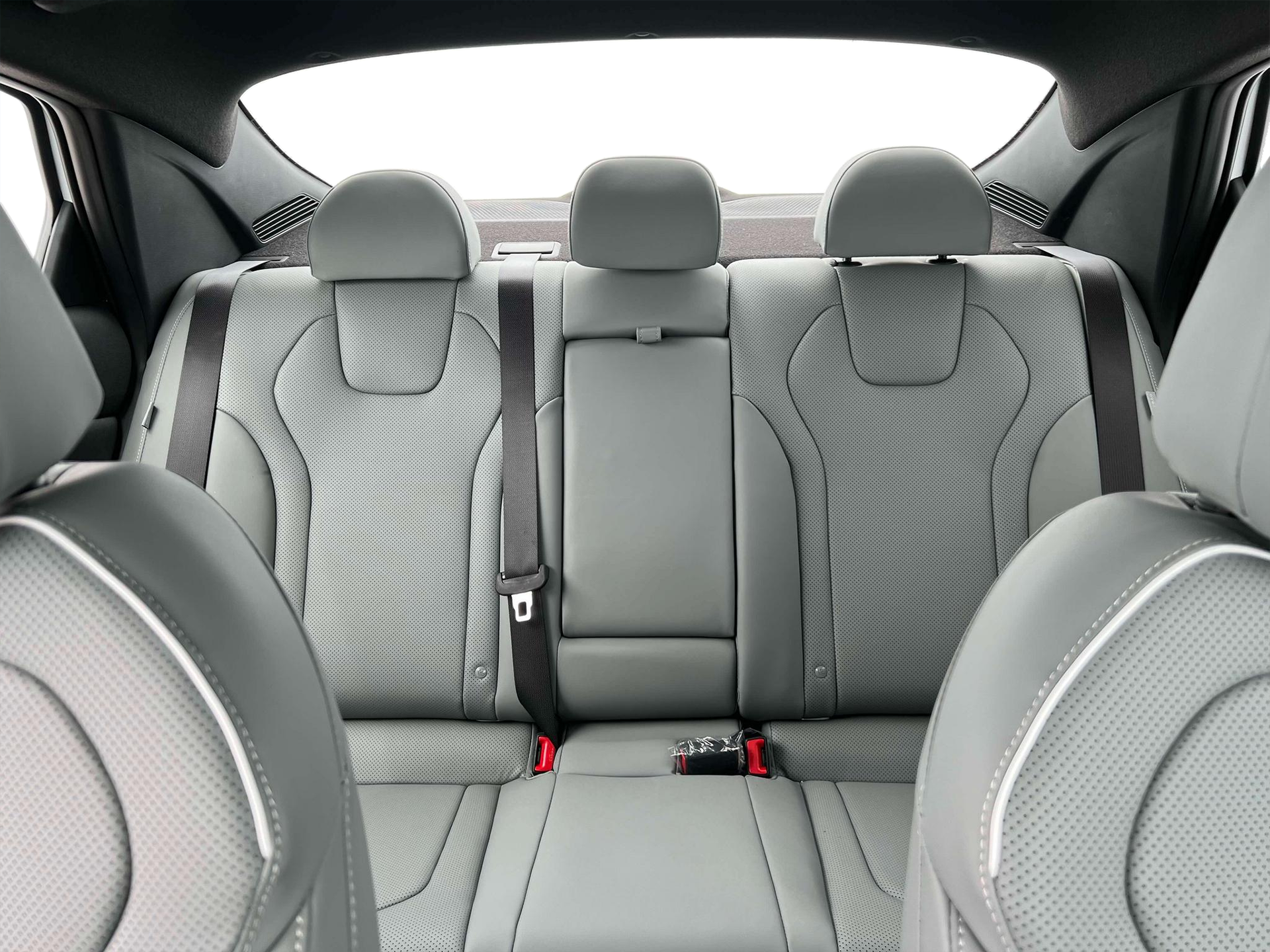 2025 Hyundai Elantra Limited - Photo 16