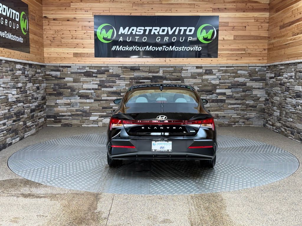 2025 Hyundai Elantra Limited - Photo 8