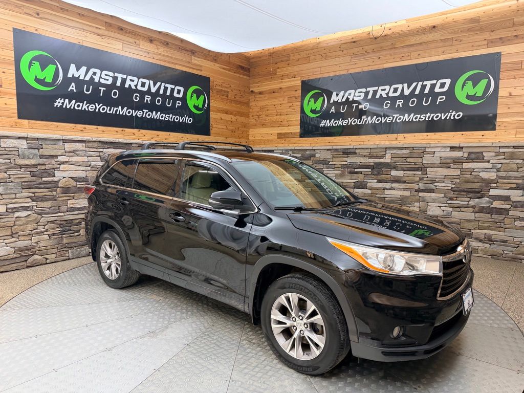 Used 2014 Toyota Highlander XLE with VIN 5TDJKRFH2ES043338 for sale in New York Mills, NY