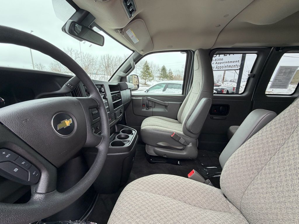2025 Chevrolet Express Passenger LT - Photo 10