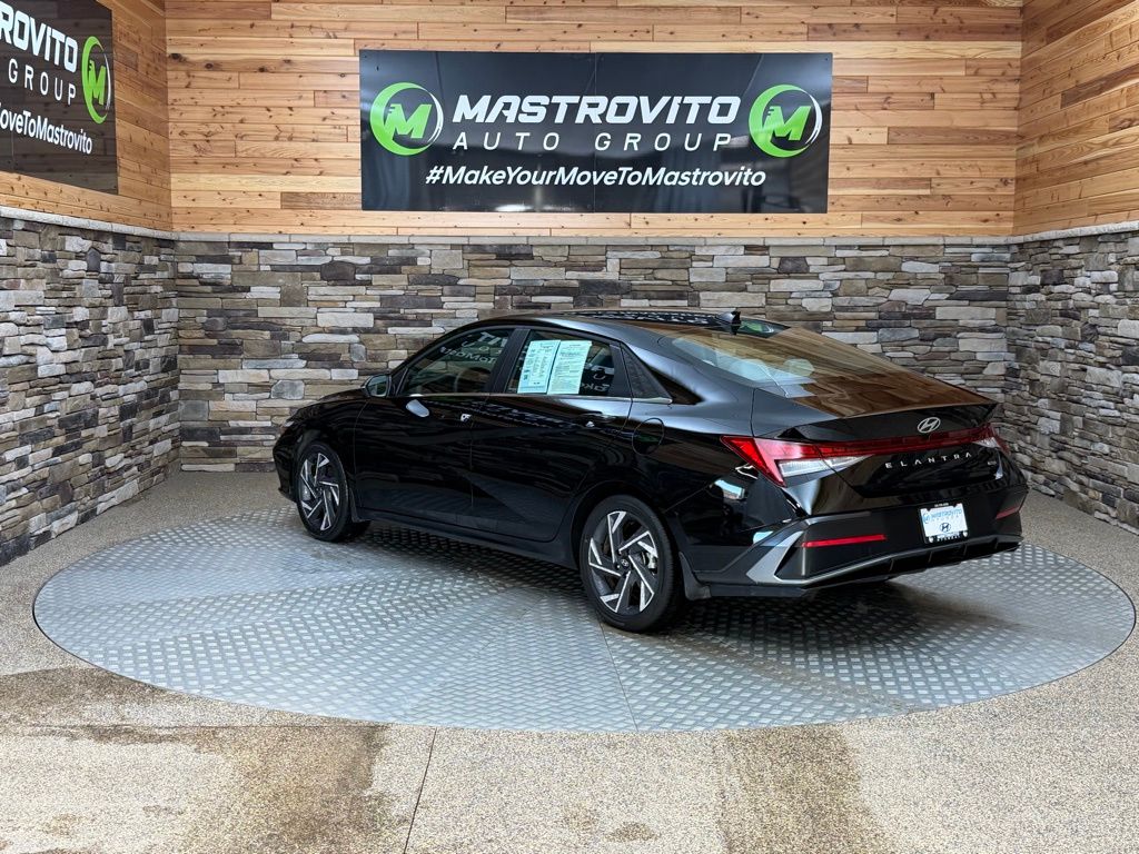 2025 Hyundai Elantra Limited - Photo 7
