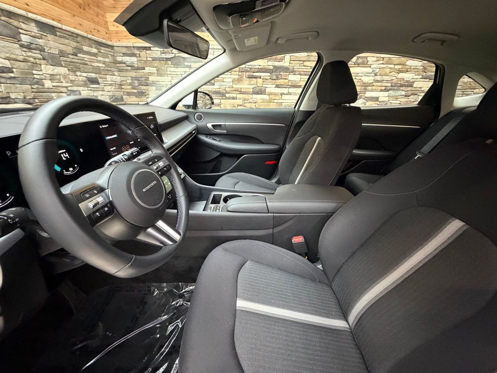 2025 Hyundai Sonata Hybrid SEL - Photo 11