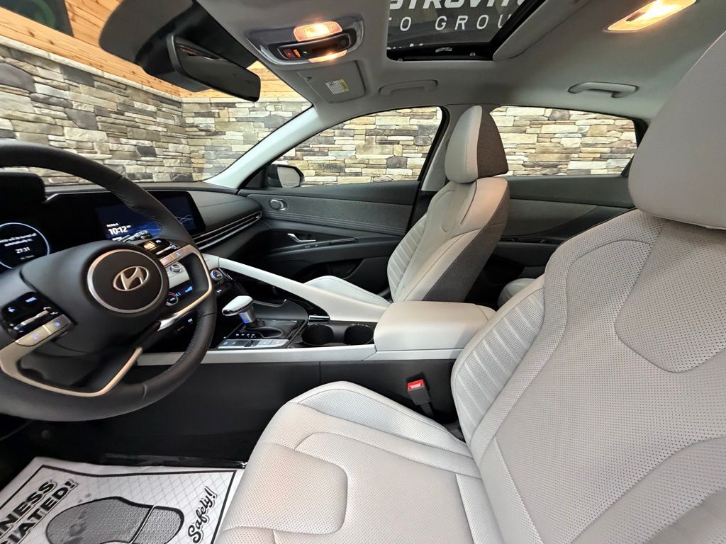2025 Hyundai Elantra Limited - Photo 11