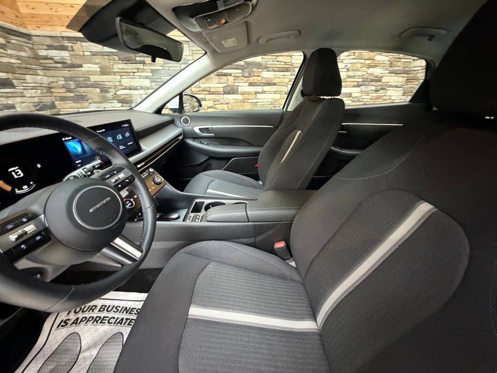 2025 Hyundai Sonata Hybrid SEL - Photo 11