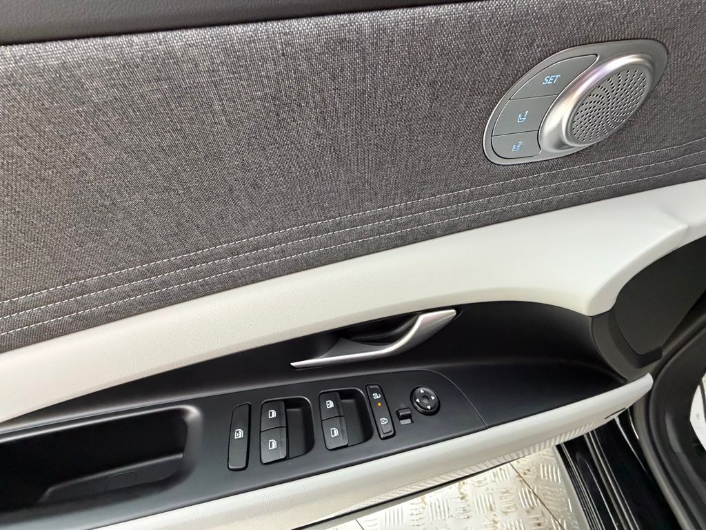 2025 Hyundai Elantra Limited - Photo 27