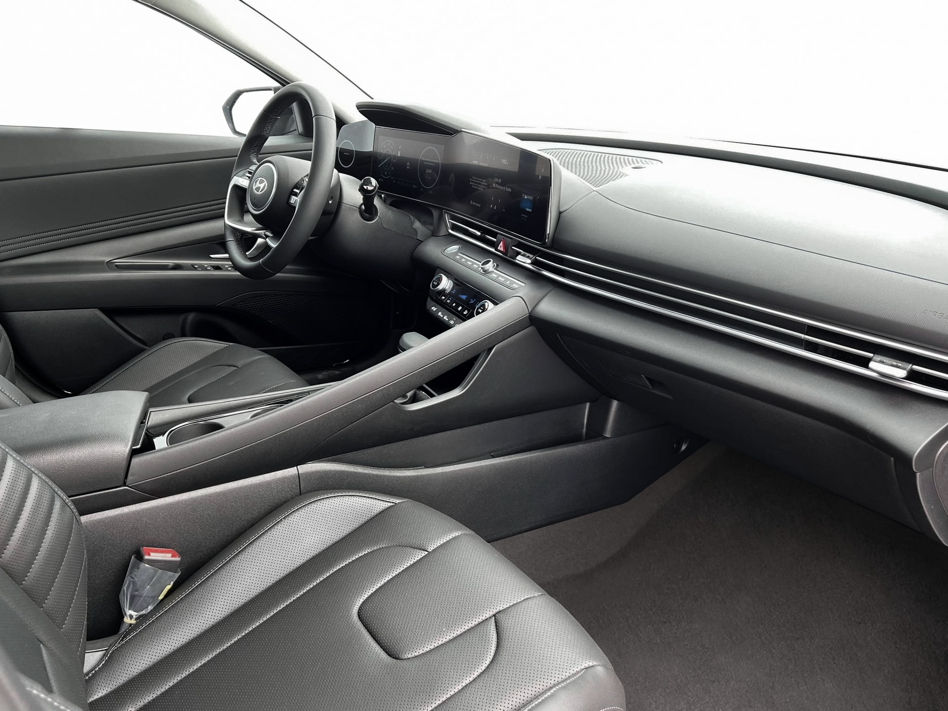 2025 Hyundai Elantra Limited - Photo 15