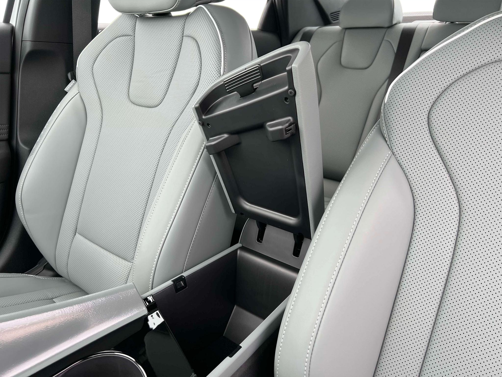 2025 Hyundai Elantra Limited - Photo 18