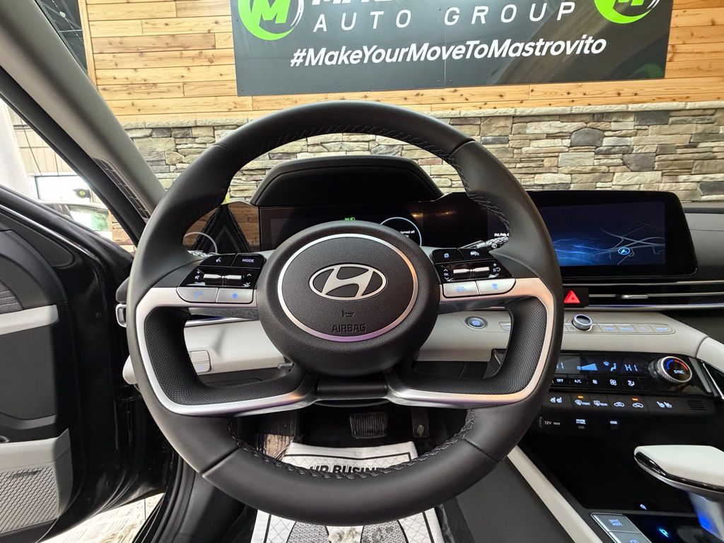 2025 Hyundai Elantra Limited - Photo 17