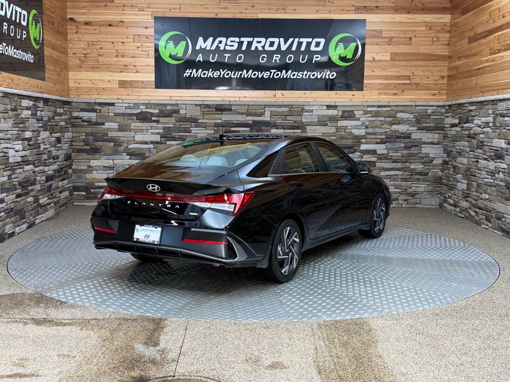 2025 Hyundai Elantra Limited - Photo 9
