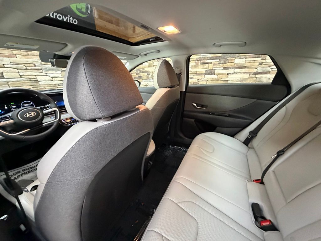 2025 Hyundai Elantra Limited - Photo 28