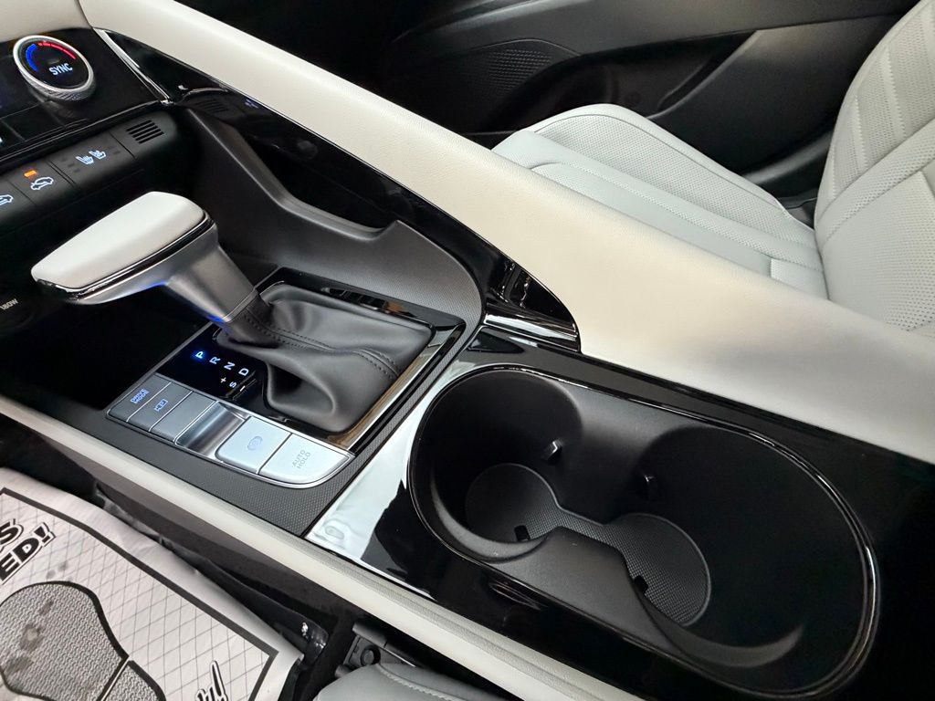 2025 Hyundai Elantra Limited - Photo 19