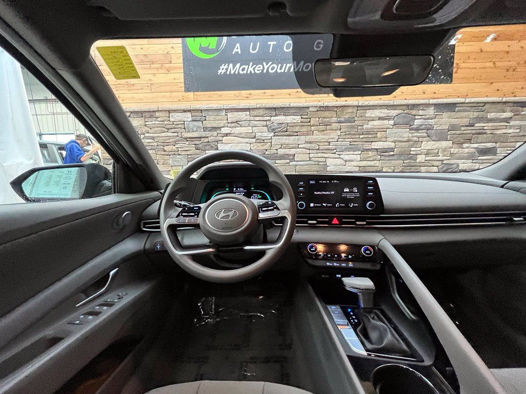 2025 Hyundai Elantra Blue - Photo 28