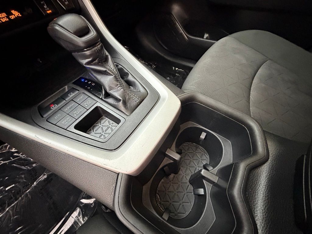 2022 Toyota RAV4 XLE - Photo 19