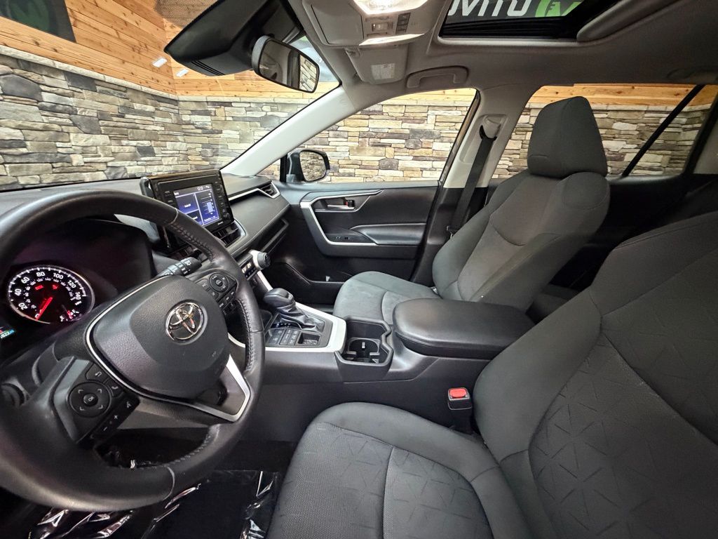 2022 Toyota RAV4 XLE - Photo 11