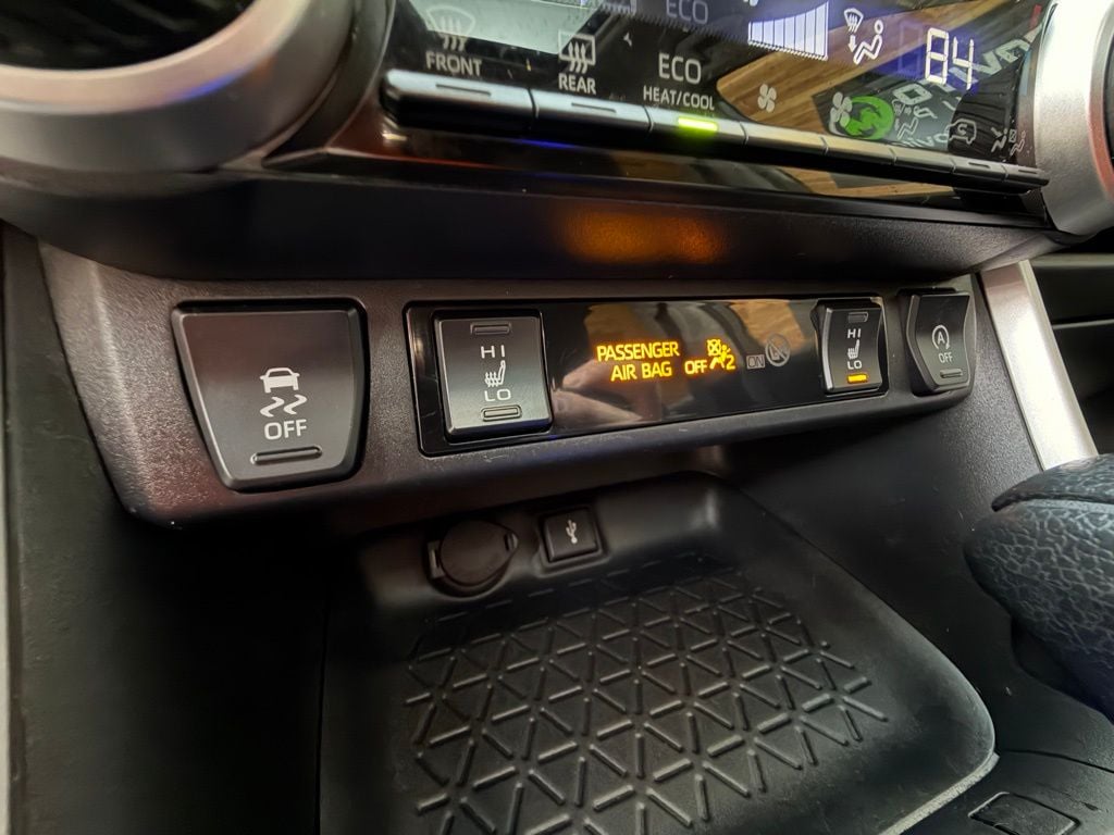 2022 Toyota RAV4 XLE - Photo 25