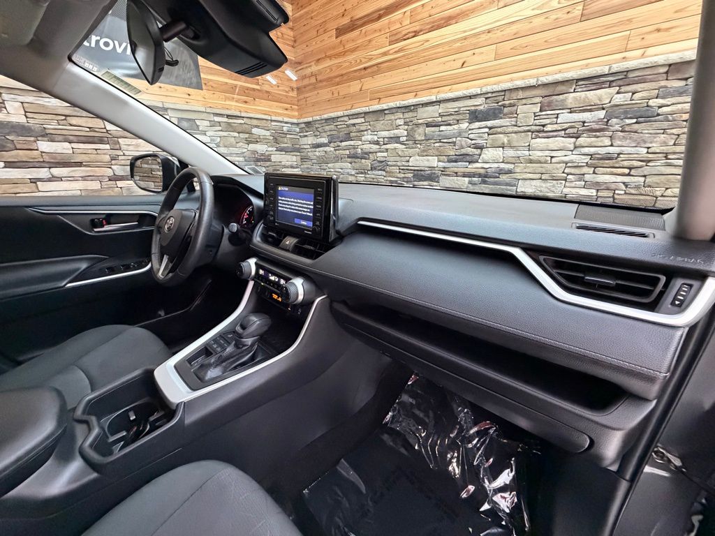 2022 Toyota RAV4 XLE - Photo 13