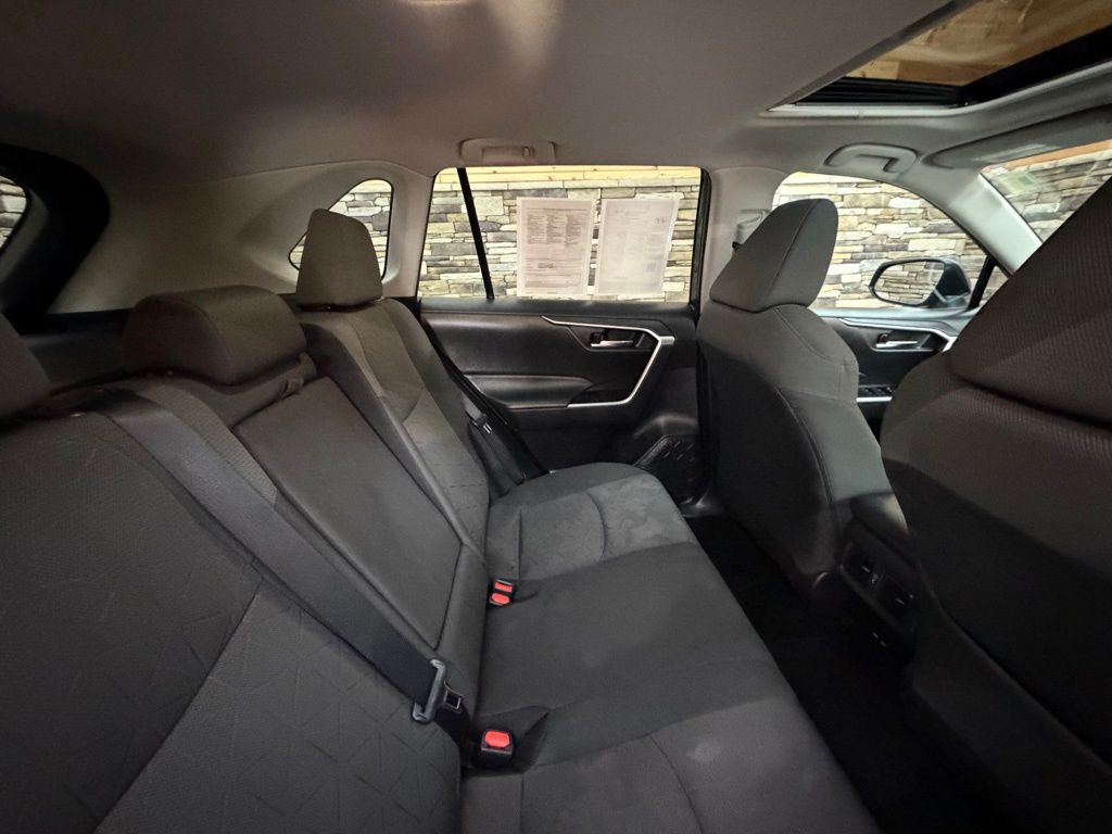 2022 Toyota RAV4 XLE - Photo 32