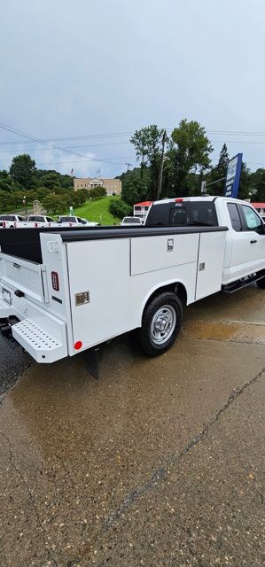 2025 Ford F-350 Super Duty Chassis Cab XL - Photo 4