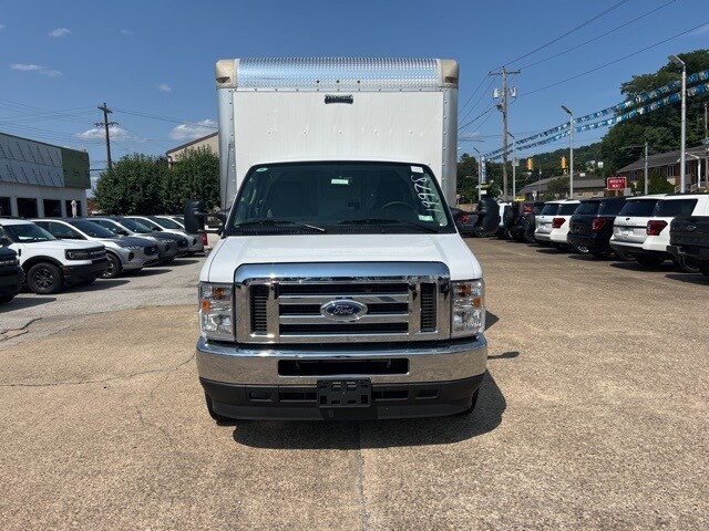 2025 Ford E-450 Cutaway photo 2