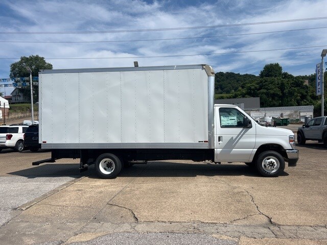 2025 Ford E-450 Cutaway photo 4