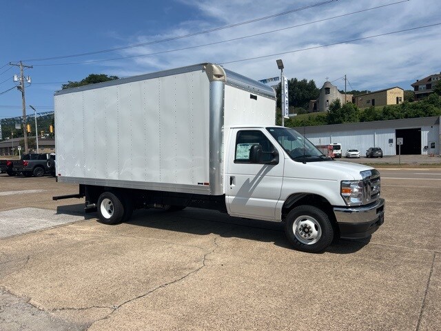 2025 Ford E-450 Cutaway photo 3