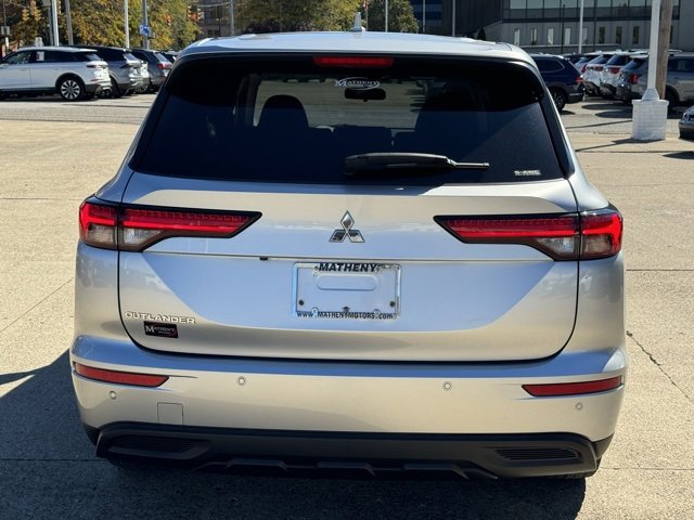 2022 Mitsubishi Outlander ES photo 2