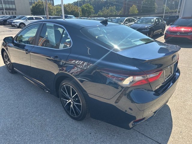 2021 Toyota Camry SE photo 3