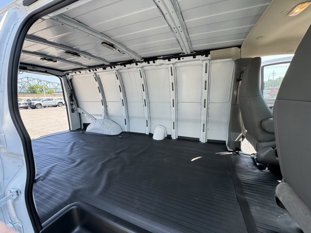 2025 Gmc Savana Cargo 3500 photo 2