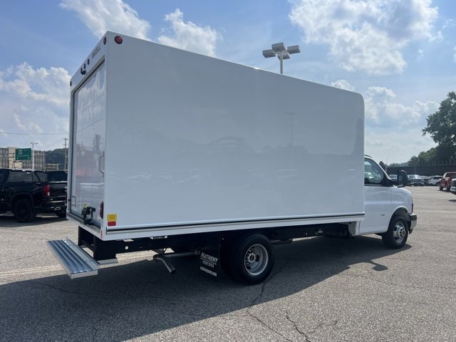 2025 Gmc Savana Cutaway 3500 photo 3