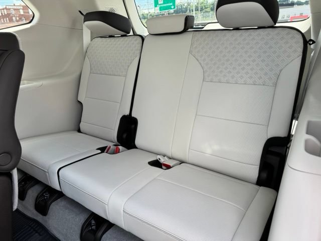 2026 GMC Acadia Denali - Photo 9