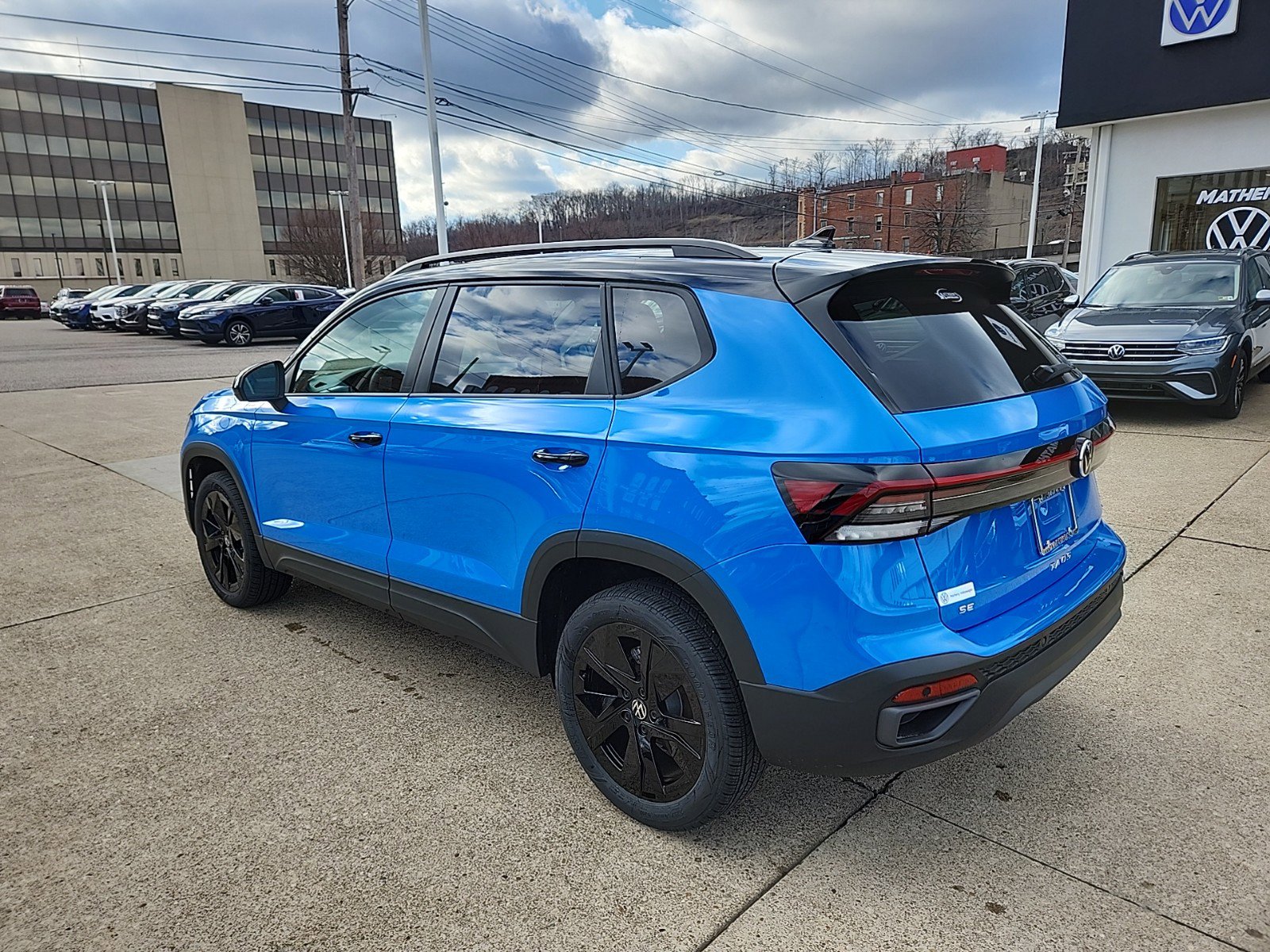 2025 Volkswagen Taos SE photo 2