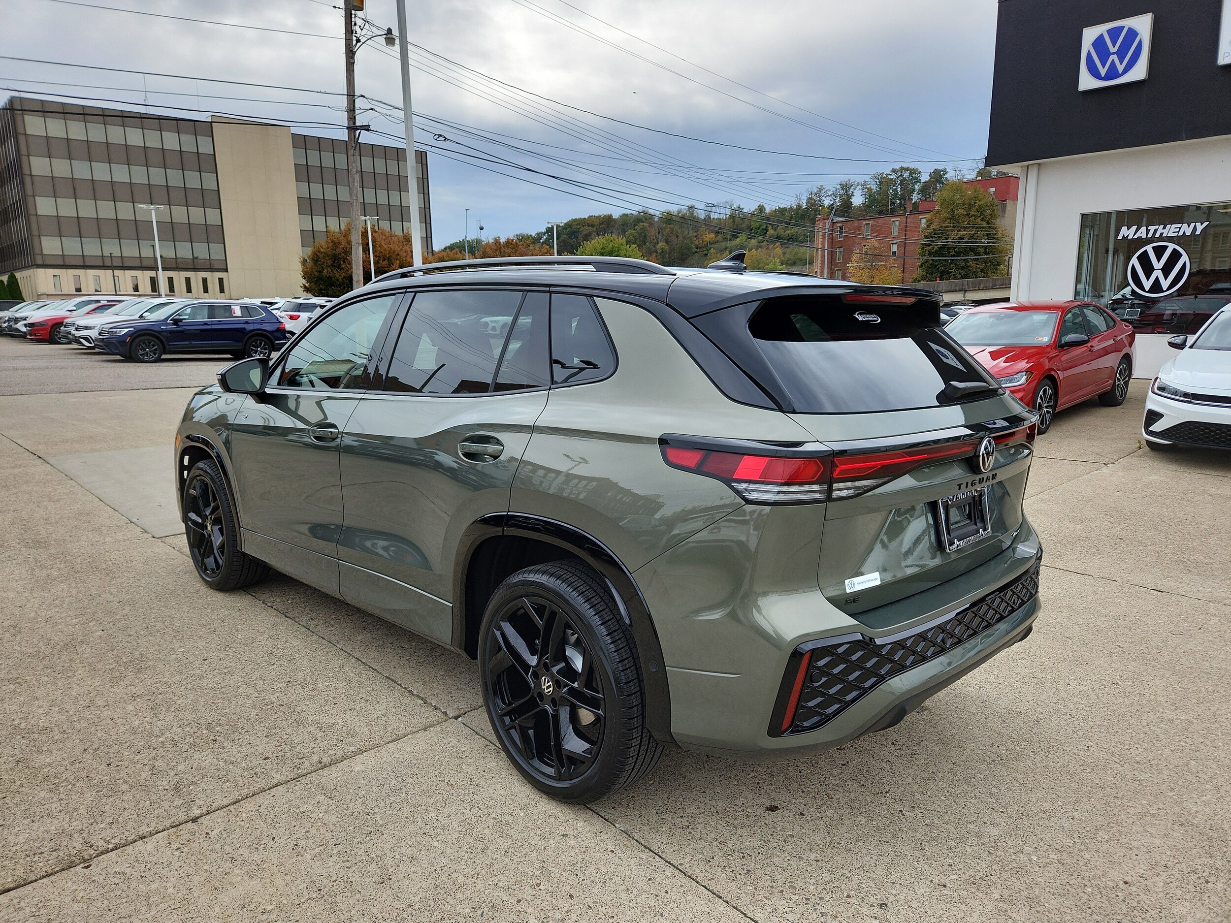 2026 Volkswagen Tiguan SE R-Line Black photo 3