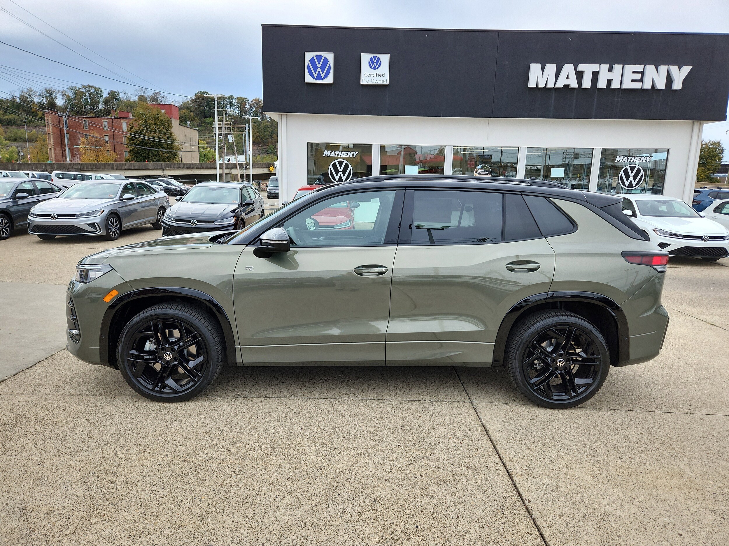 2026 Volkswagen Tiguan SE R-Line Black photo 2