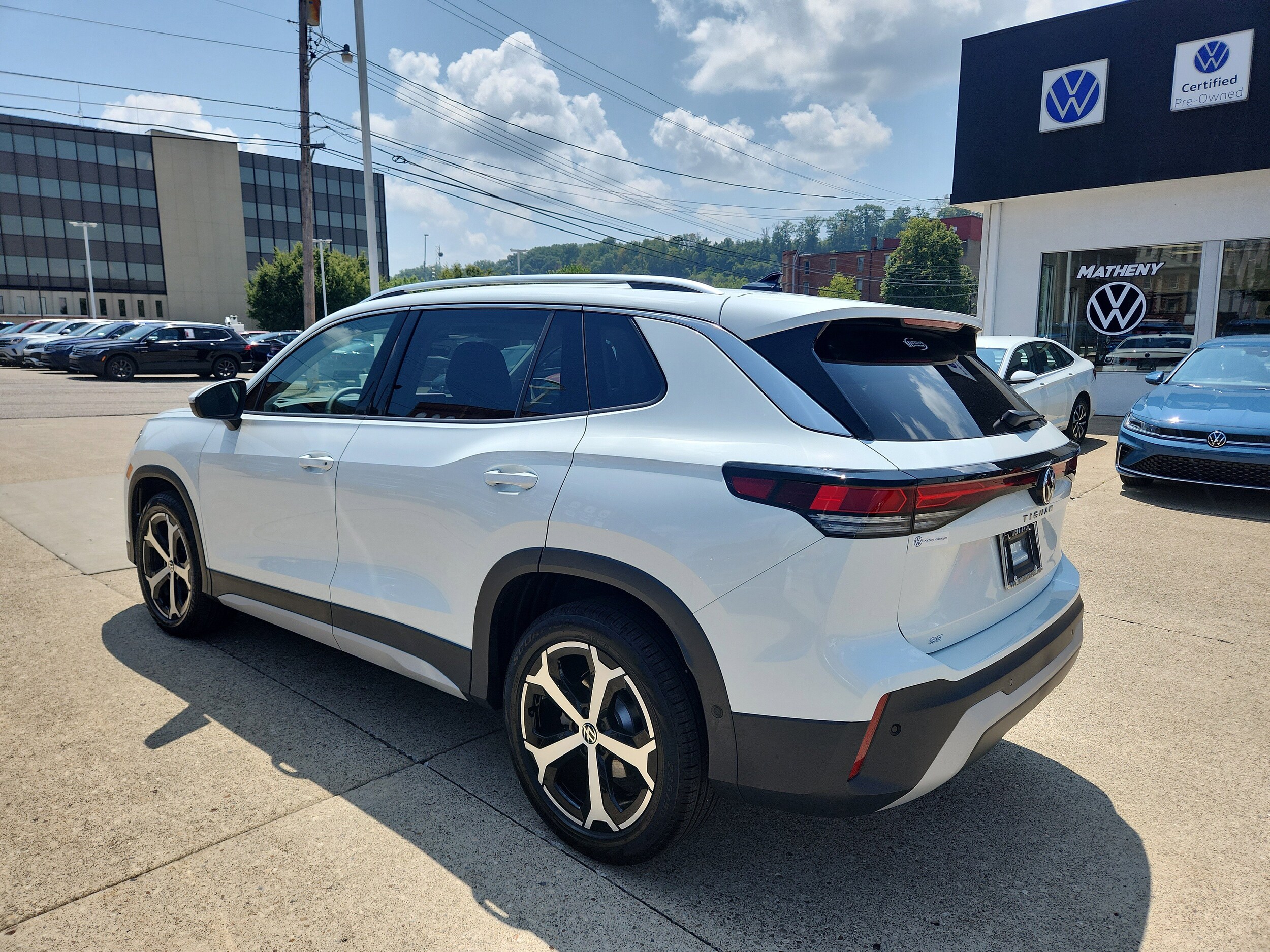 2025 Volkswagen Tiguan SE photo 2