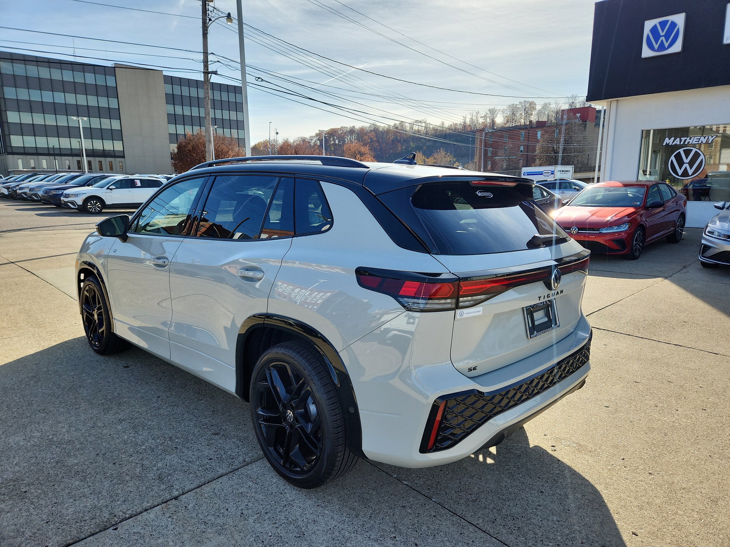 2026 Volkswagen Tiguan SE R-Line Black photo 3