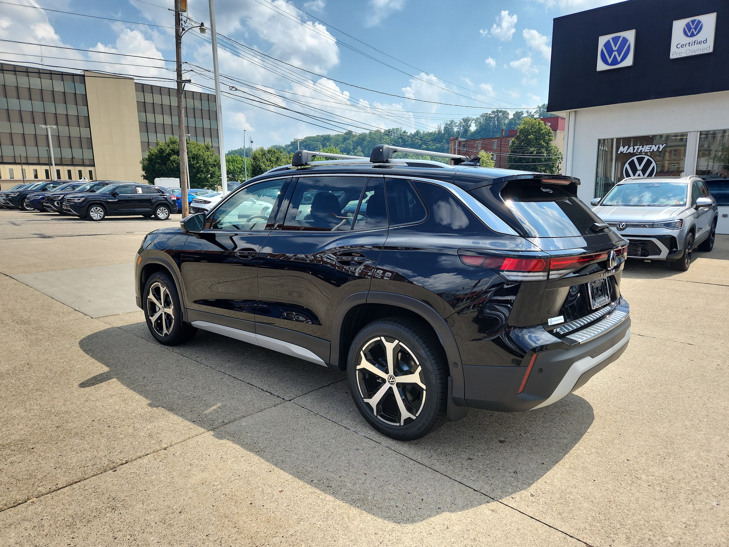 2025 Volkswagen Tiguan SE photo 3