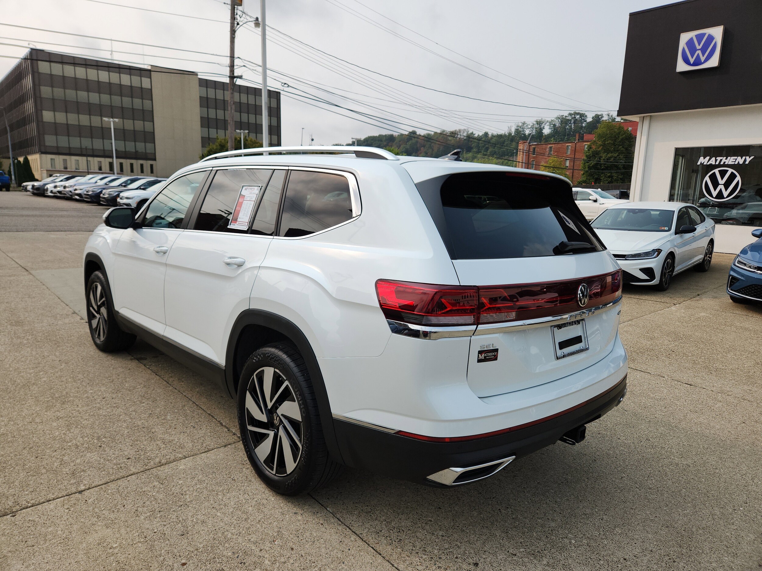 2024 Volkswagen Atlas SEL photo 2