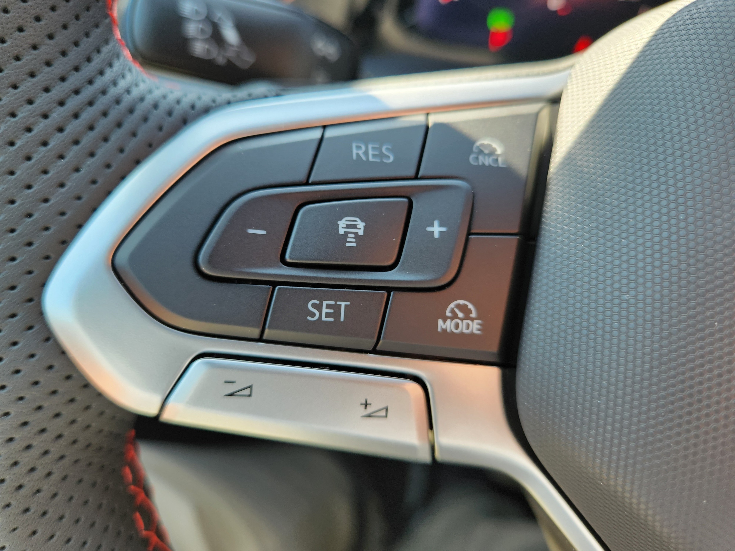 2025 Volkswagen Golf GTI SE - Photo 18