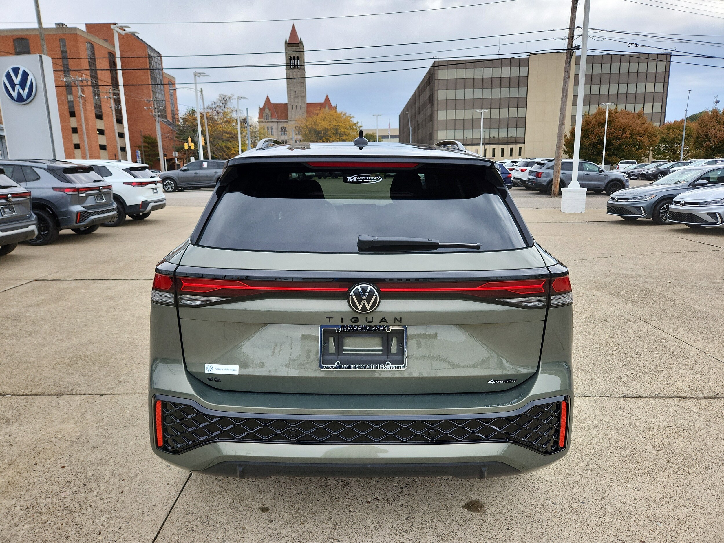 2026 Volkswagen Tiguan SE R-Line Black photo 4